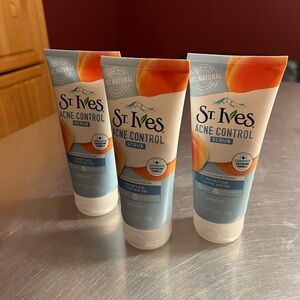 St. Ives Apricot Acne Control Scrub - Orange & White